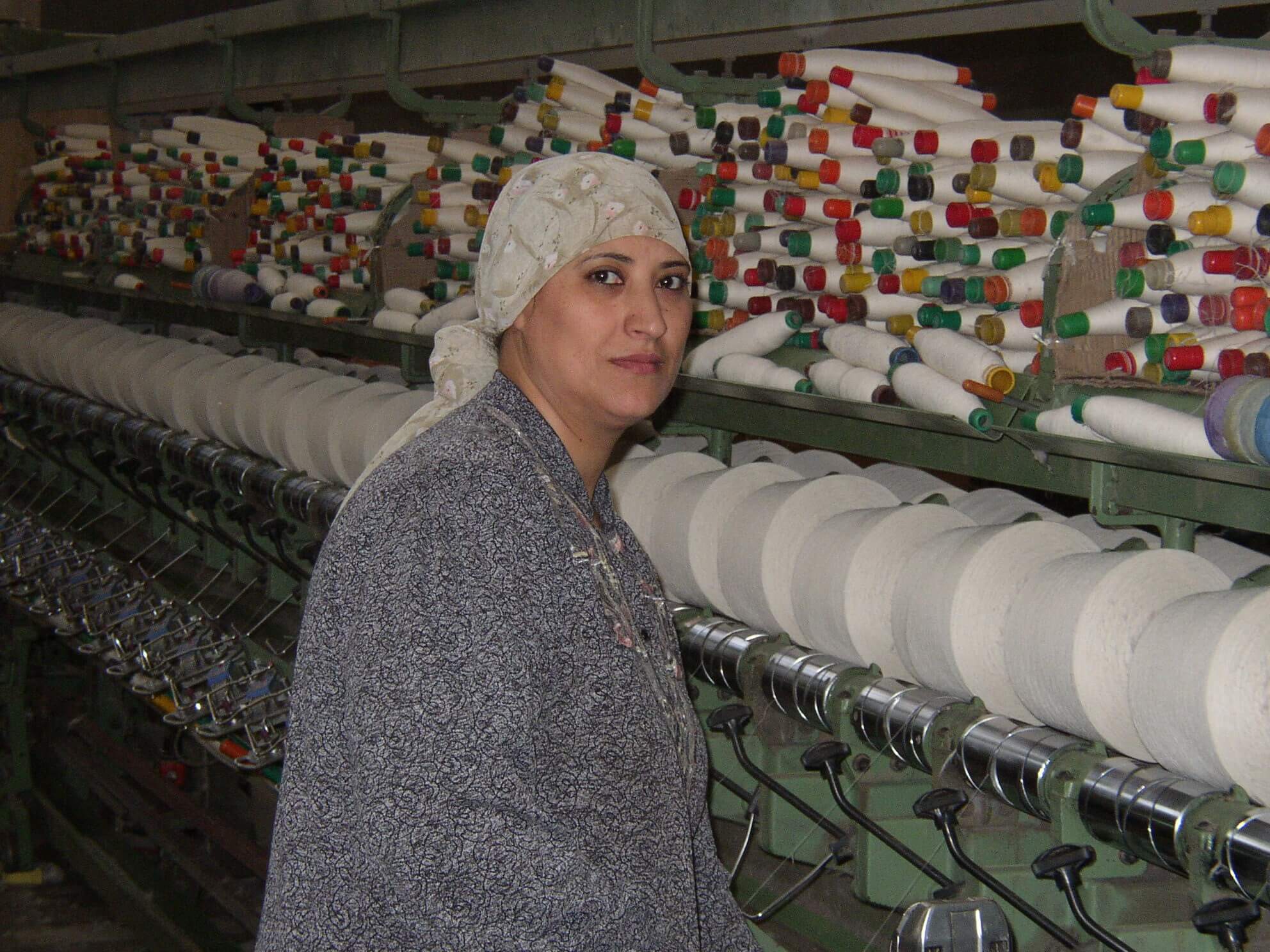 Vrouw katoenfabriek